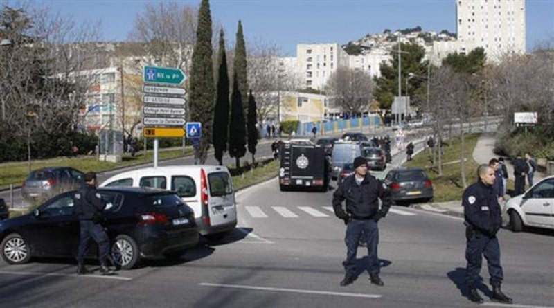 Отовсюду обо всем: Марсель: неизвестный на автомобиле атаковал людей на двух автобусных остановках