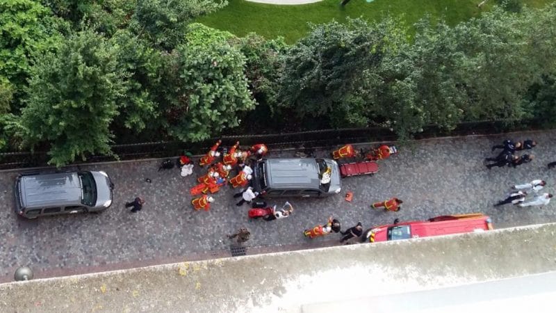 Отовсюду обо всем: Теракт в Париже: автомобиль въехал в группу солдат рис 2