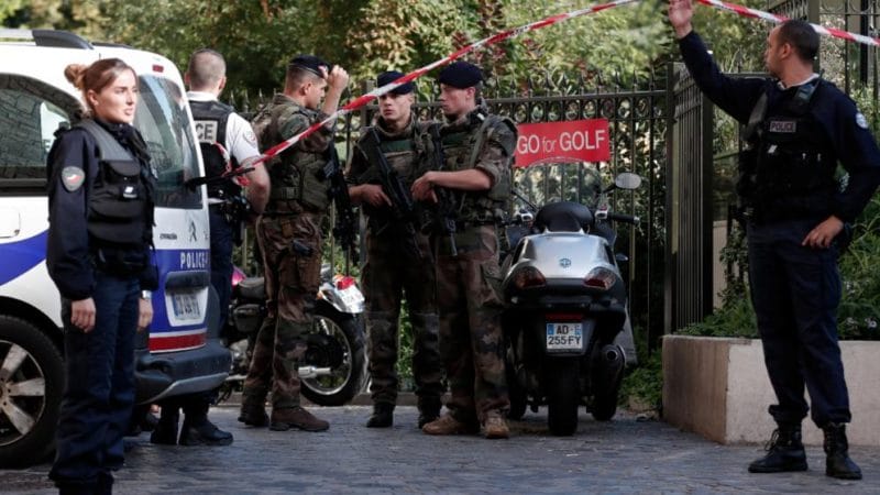 Отовсюду обо всем: Теракт в Париже: автомобиль въехал в группу солдат