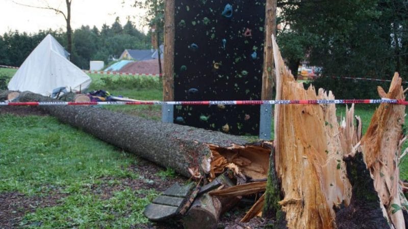 Происшествия: На детский лагерь в Германии обрушился ураган: погиб ребенок