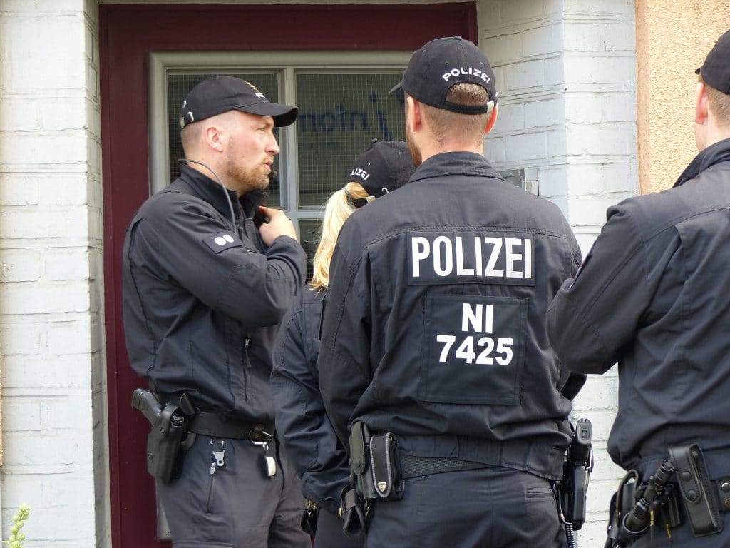 Происшествия: В Берлине беженец напал на сотрудницу службы безопасности