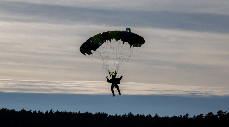 Происшествия: В Мекленбурге-Передней Померании мужчина погиб, прыгнув с парашютом