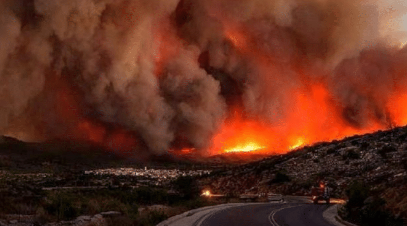 Отовсюду обо всем: Масштабные пожары охватили популярный курорт в Греции