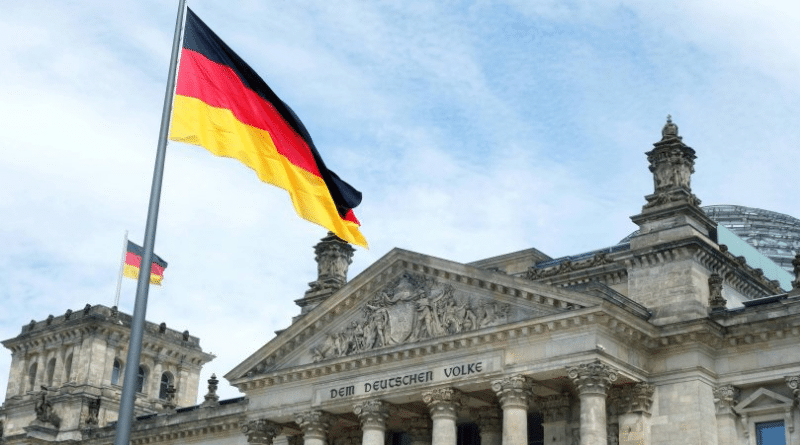 Общество: Гитлеровское приветствие перед зданием Бундестага