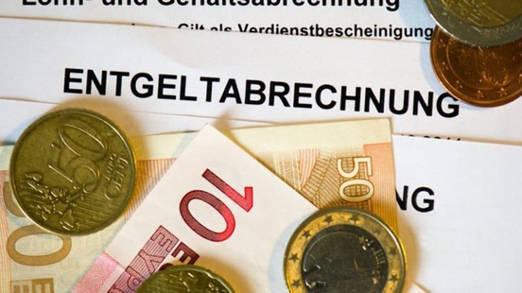 Деньги: В восточной Германии работают больше, но зарабатывают меньше