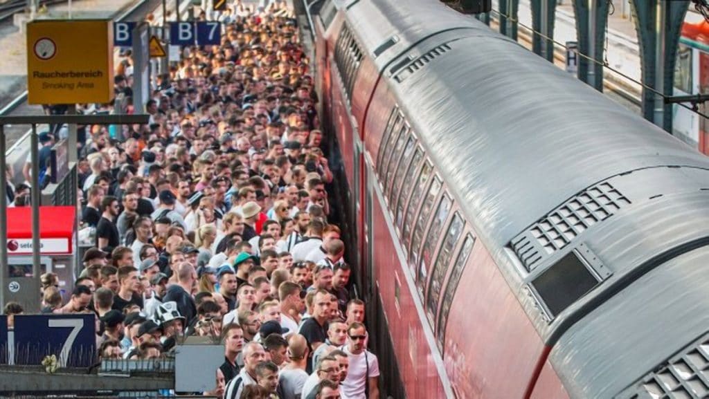 Происшествия: Проводница остановила поезд из-за пьяных футбольных фанатов