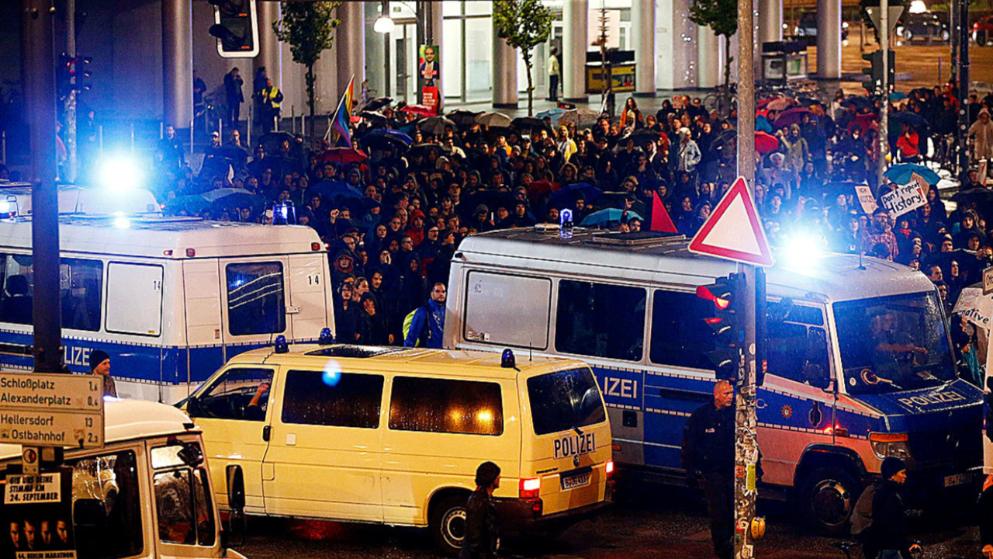 Политика: Во многих городах Германии прошли акции протеста против вхождения АдГ в бундестаг рис 2