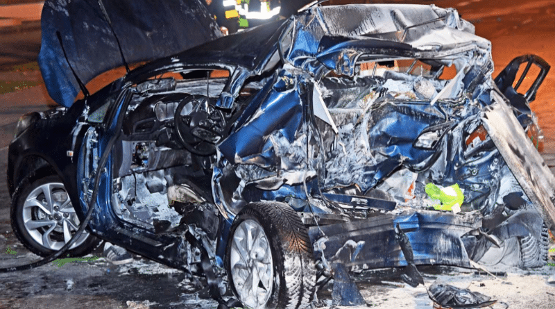 Происшествия: BMW въехал в Opel: двое погибших