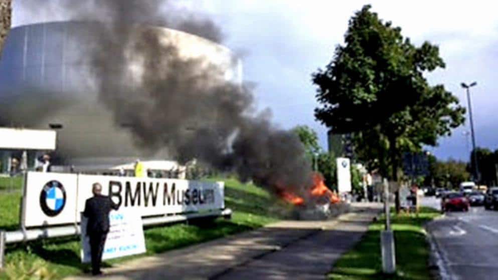 Происшествия: Недовольный покупатель поджег свой автомобиль перед музеем BMW рис 2