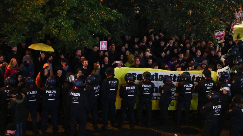 Политика: Во многих городах Германии прошли акции протеста против вхождения АдГ в бундестаг рис 3
