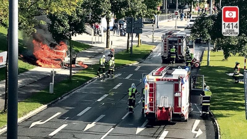 Происшествия: Недовольный покупатель поджег свой автомобиль перед музеем BMW