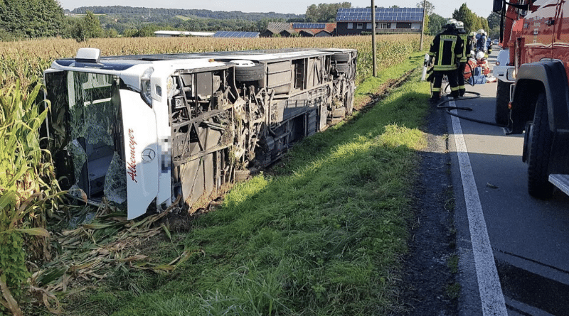 Происшествия: Перевернулся туристический автобус: один погибший и множество пострадавших