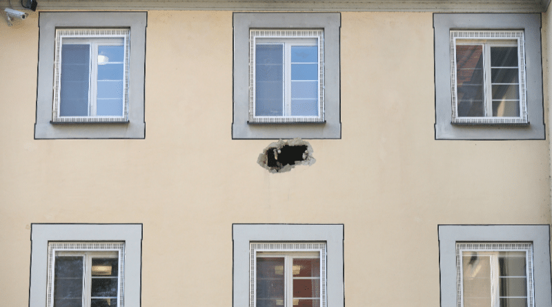 Происшествия: Трое преступников сбежало, выбив дыру в стене