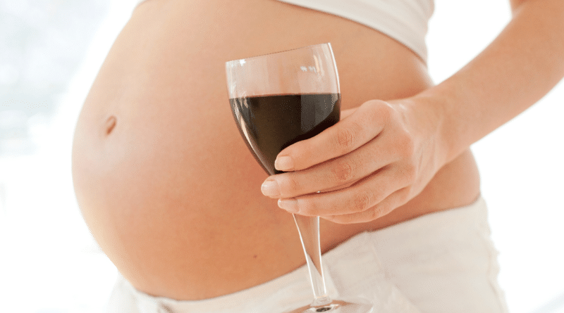Общество: Каждая вторая беременная женщина употребляет алкоголь