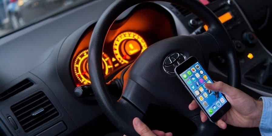 Закон и право: Штрафы за использование телефона за рулем вырастут до €200