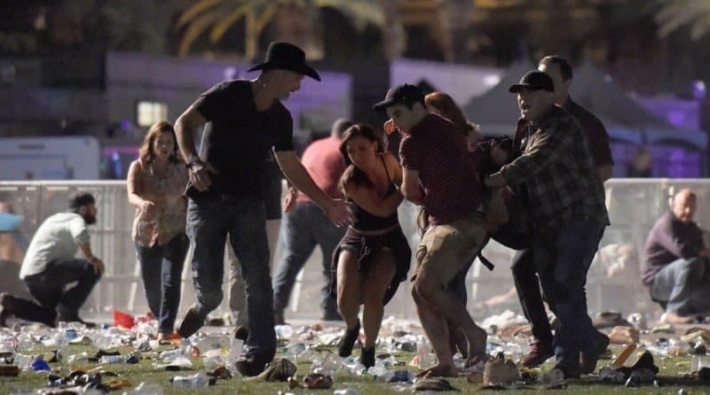 Отовсюду обо всем: Во время стрельбы в Лас-Вегасе люди прятались в морозильной камере (видео)
