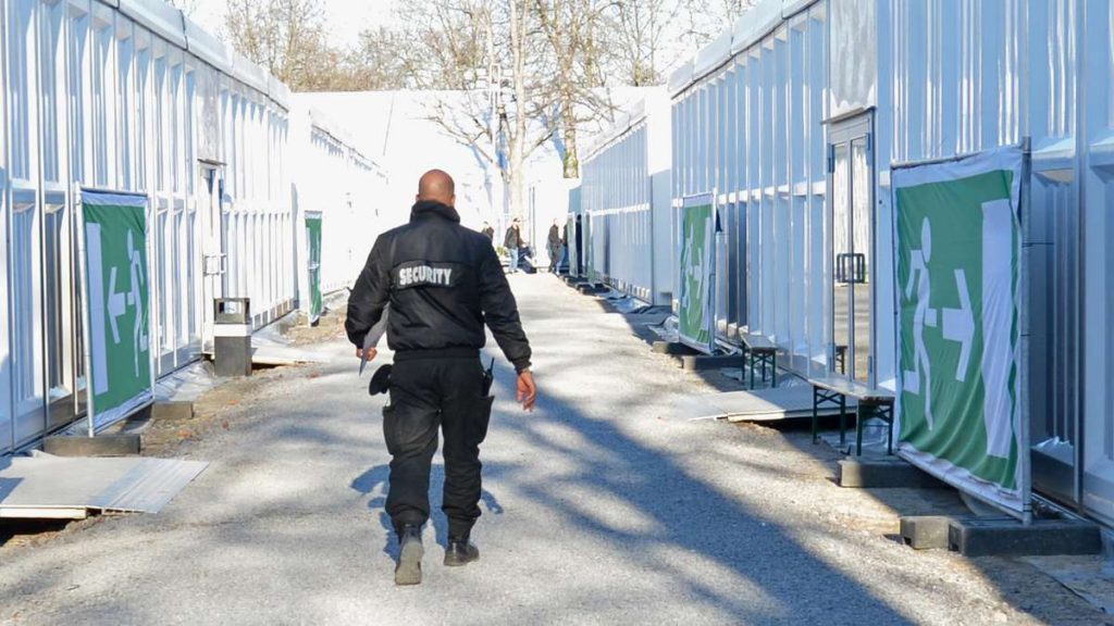 Новости: Сотрудники охранных фирм принуждают беженцев к проституции