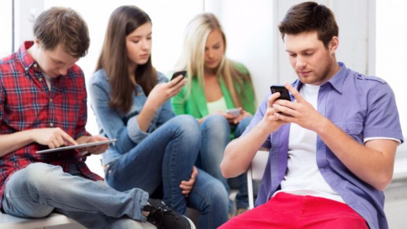 Общество: Телефонная зависимость детей: виноваты родители?