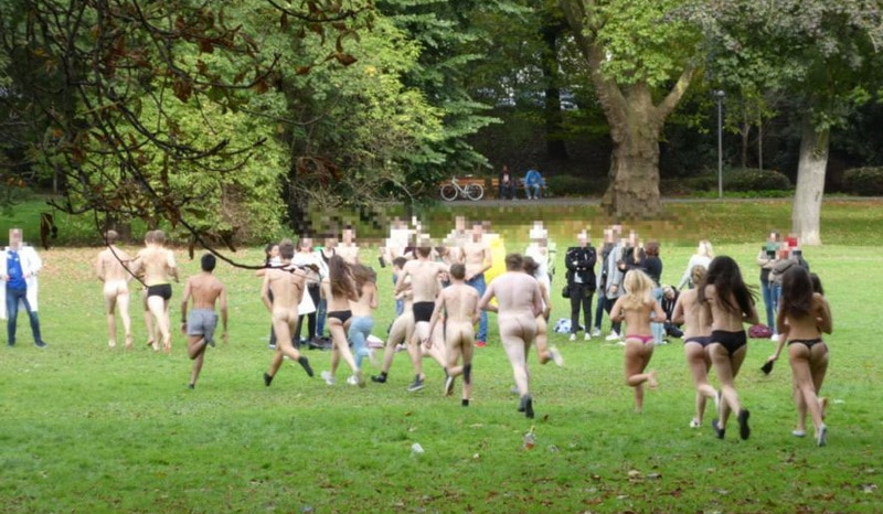 Новости: Посвящение первокурсников: голышом через парк