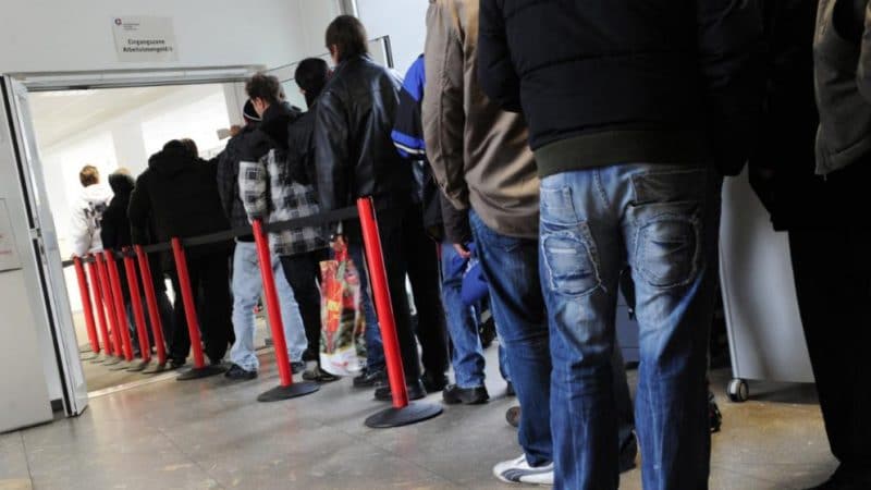 Общество: Два миллиона иностранцев получают пособие по безработице