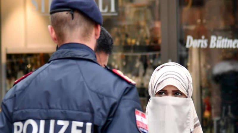 Политика: ХСС требует ввести запрет на ношение паранджи, по примеру Австрии