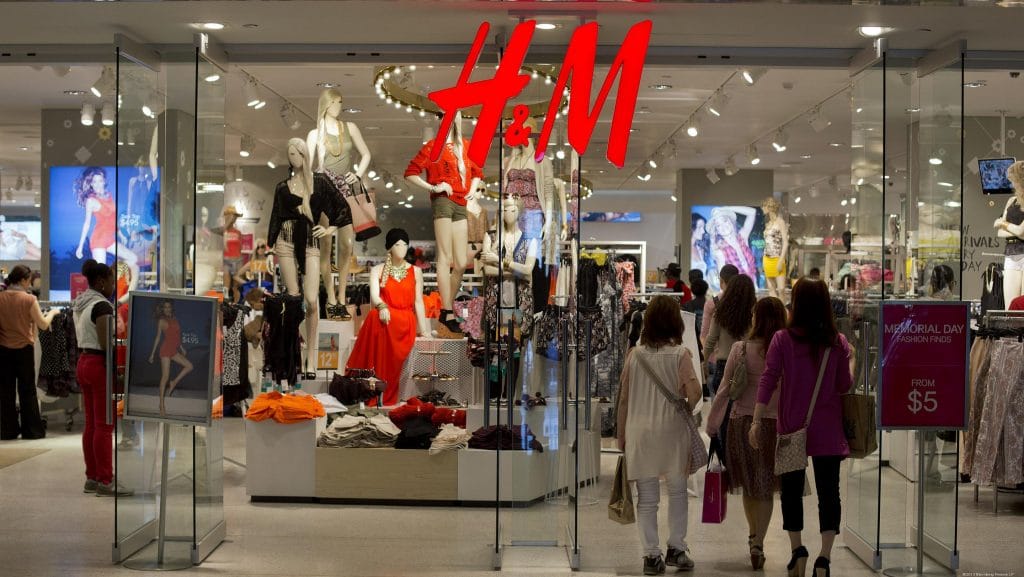 Новости: H&M тоннами сжигает непроданную одежду