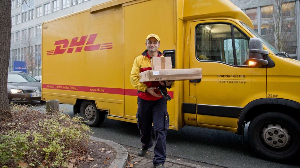 Общество: Курьеры DHL оставляют посылки в контейнерах для мусора