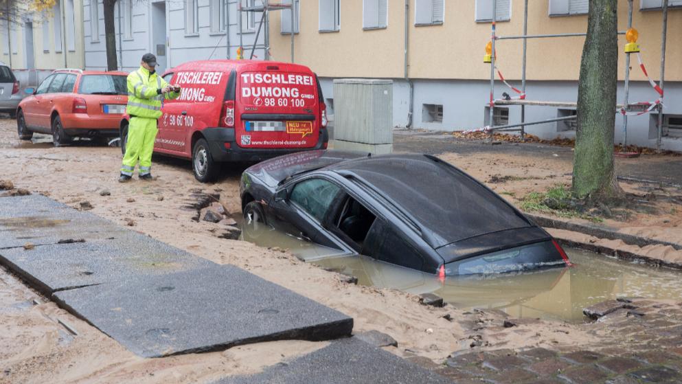 Происшествия: В Берлине автомобили уходят под землю