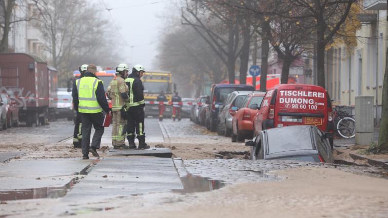 Происшествия: В Берлине автомобили уходят под землю рис 3