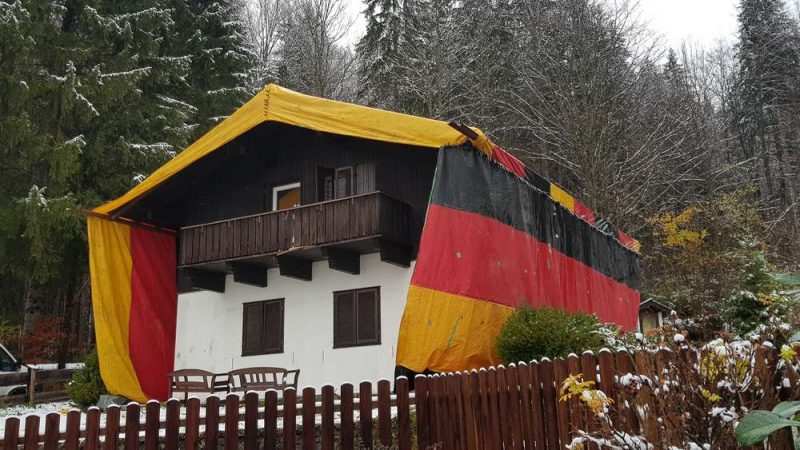 Общество: Приют для беженцев накрыли огромным немецким флагом