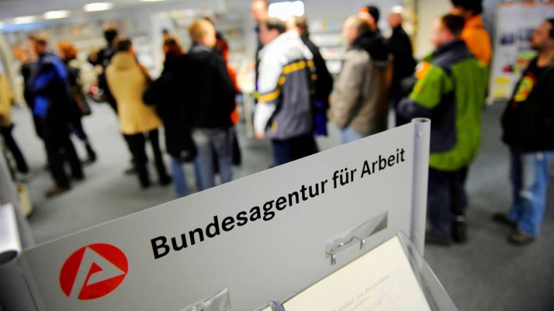 Общество: Безработица в Германии опустилась до нового рекордно низкого уровня