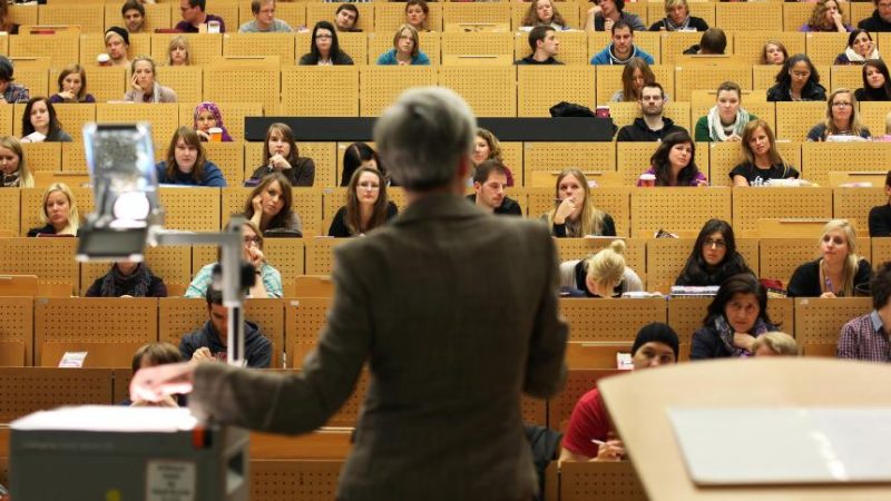 Общество: Студенты требуют увольнения профессора за критику ислама