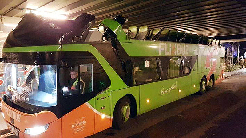 Происшествия: В Берлине автобусу снесло крышу