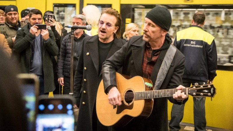 Знаменитости: U2 дали в берлинском метро мини-концерт