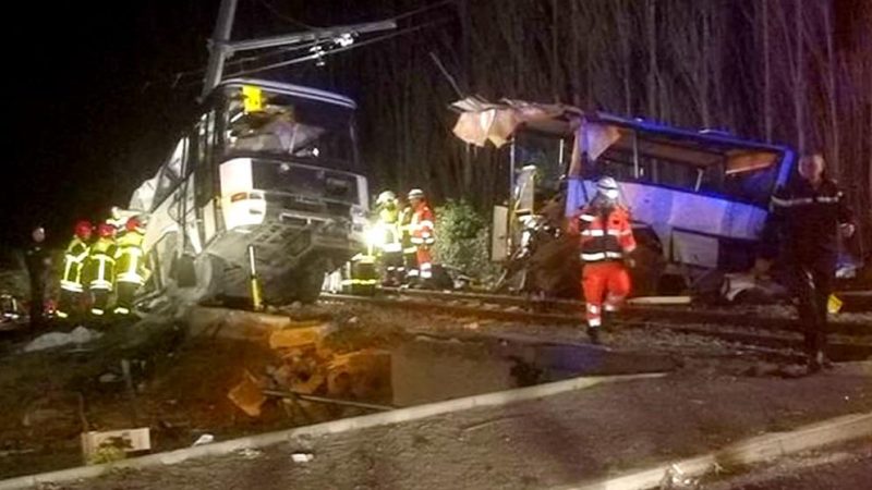 Отовсюду обо всем: Во Франции школьный автобус столкнулся с поездом: погибли четыре ребенка