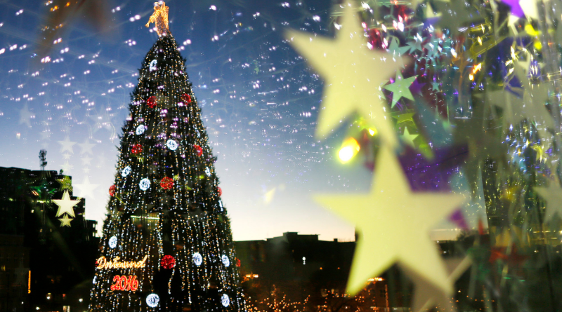 Общество: Почему на Рождество принято дарить подарки и украшать елку?