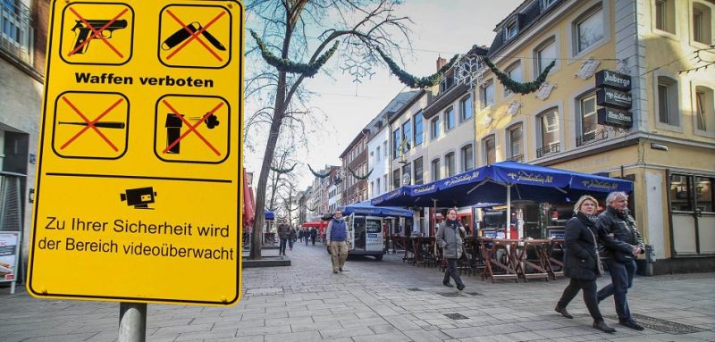 Общество: В немецких городах вводят запрет на все виды оружия