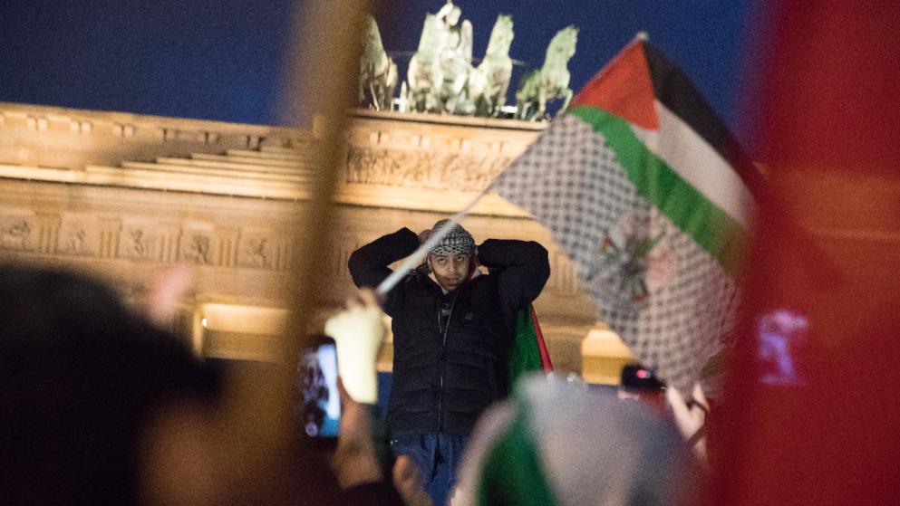 Происшествия: В Берлине демонстранты сожгли израильский флаг рис 2