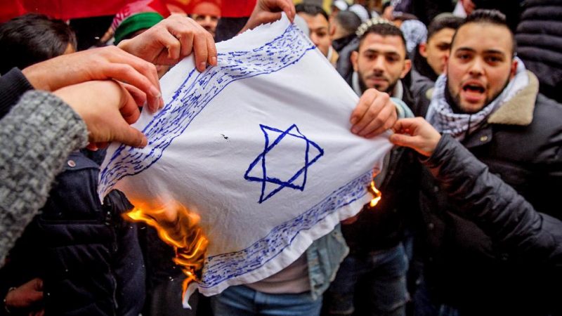 Происшествия: В Берлине демонстранты сожгли израильский флаг