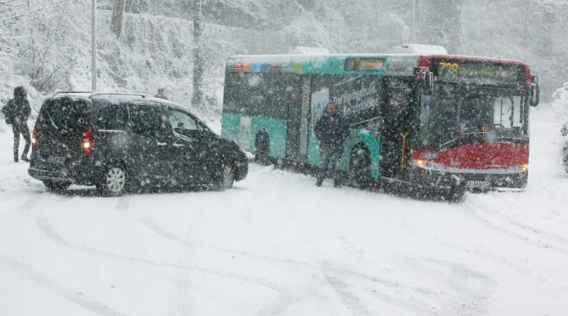 Происшествия: Снегопад в Северном Рейне-Вестфалии: сотни ДТП, общественный транспорт встал