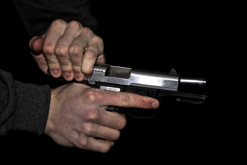 Происшествия: Пенсионер наставил на девушку пистолет, чтобы она уступила ему место