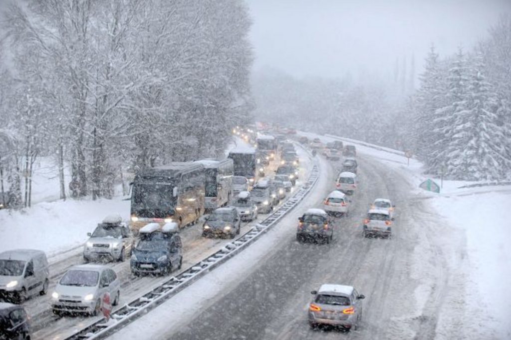 Происшествия: Сильные снегопады затруднили транспортное движение в Германии