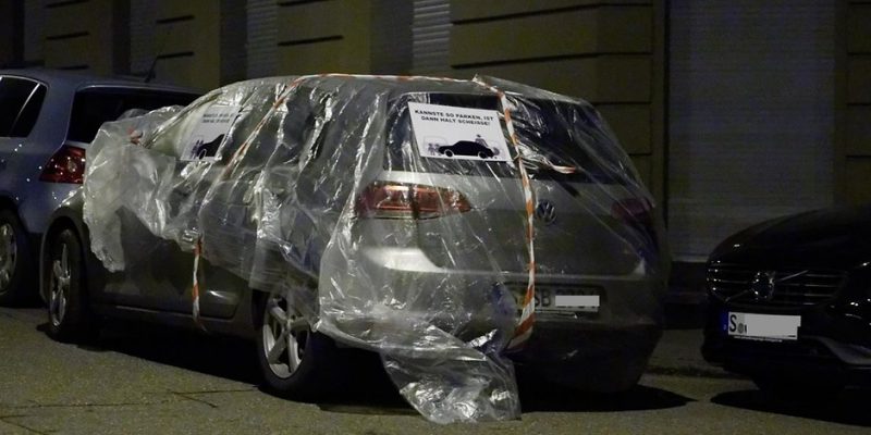 Происшествия: Жители Штутгарта упаковывают автомобили в целлофан