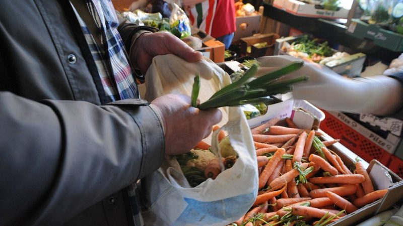 Общество: Все больше пенсионеров и беженцев зависят от бесплатных пунктов раздачи еды