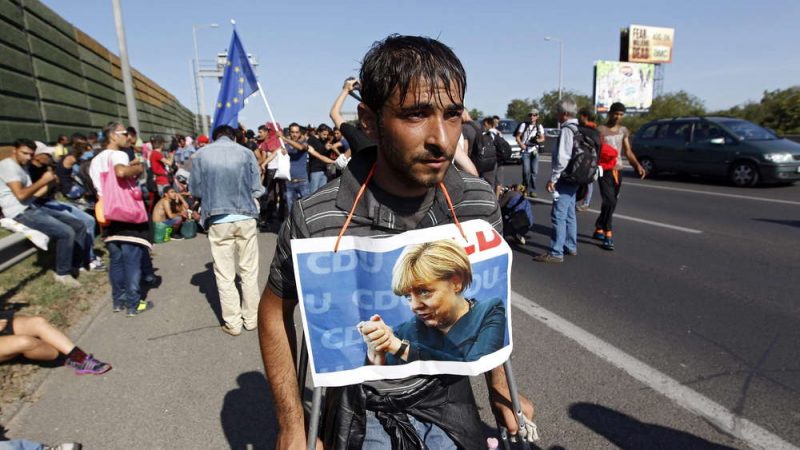 Афиша: Что заставило Меркель открыть границы для беженцев в 2015 году?