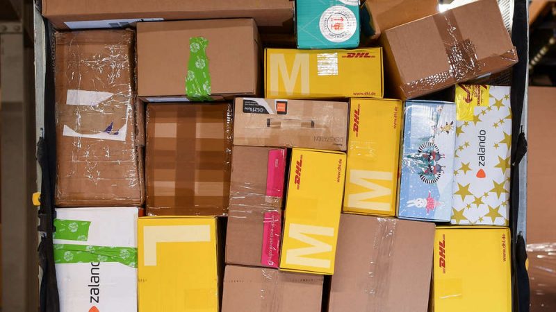 Происшествия: Служба доставки выбросила десятки посылок из интернет-магазинов