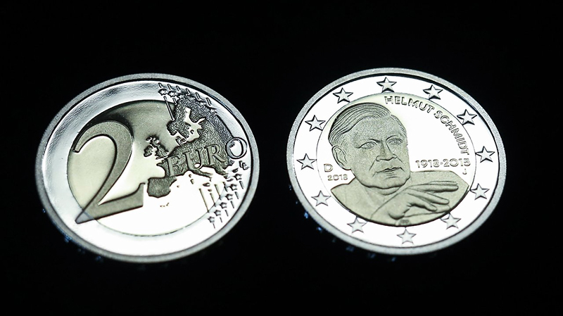 Деньги: Вместе с Гельмутом Шмидтом – в обращении новая монета в €2