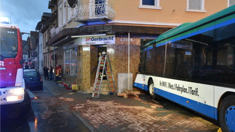 Происшествия: Школьный автобус въехал в стену жилого дома: пострадали 43 ребенка рис 2