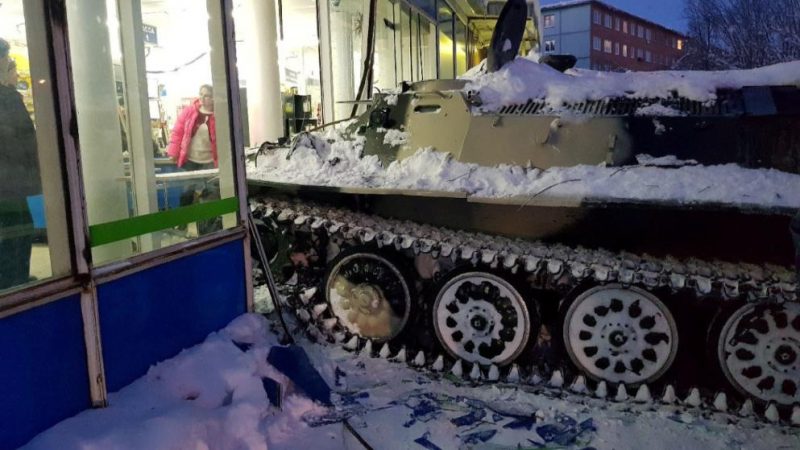 Отовсюду обо всем: Пьяный россиянин протаранил магазин на угнанном танке