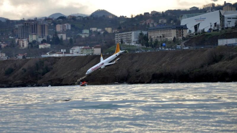 Отовсюду обо всем: Пассажирский самолет скатился с обрыва в море (+видео)